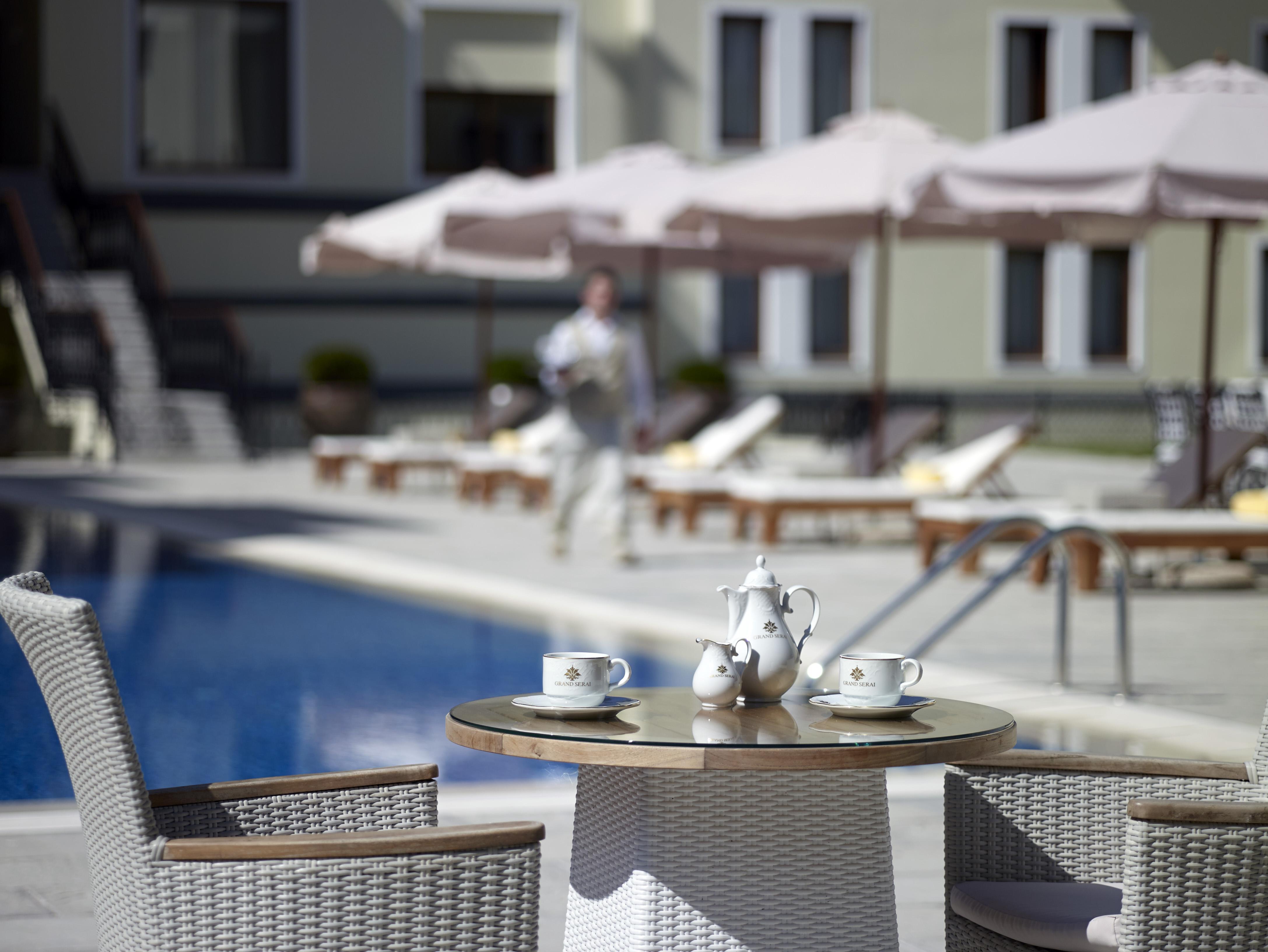 แกรนด์ เซไร คองเกรส แอนด์ สปา Hotel อิโออันนินา ภายนอก รูปภาพ The swimming pool at the hotel