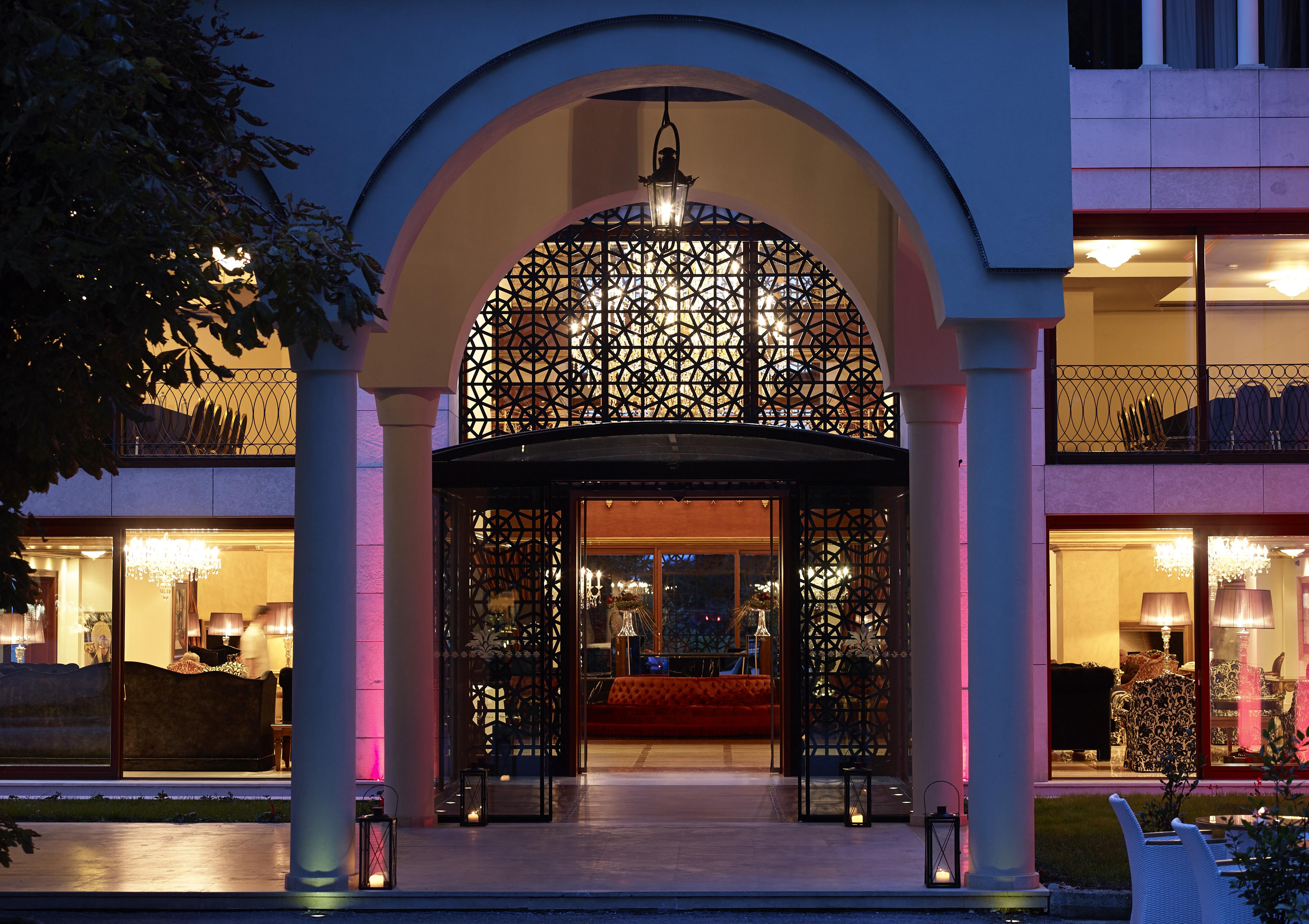 แกรนด์ เซไร คองเกรส แอนด์ สปา Hotel อิโออันนินา ภายนอก รูปภาพ Entrance to the hotel
