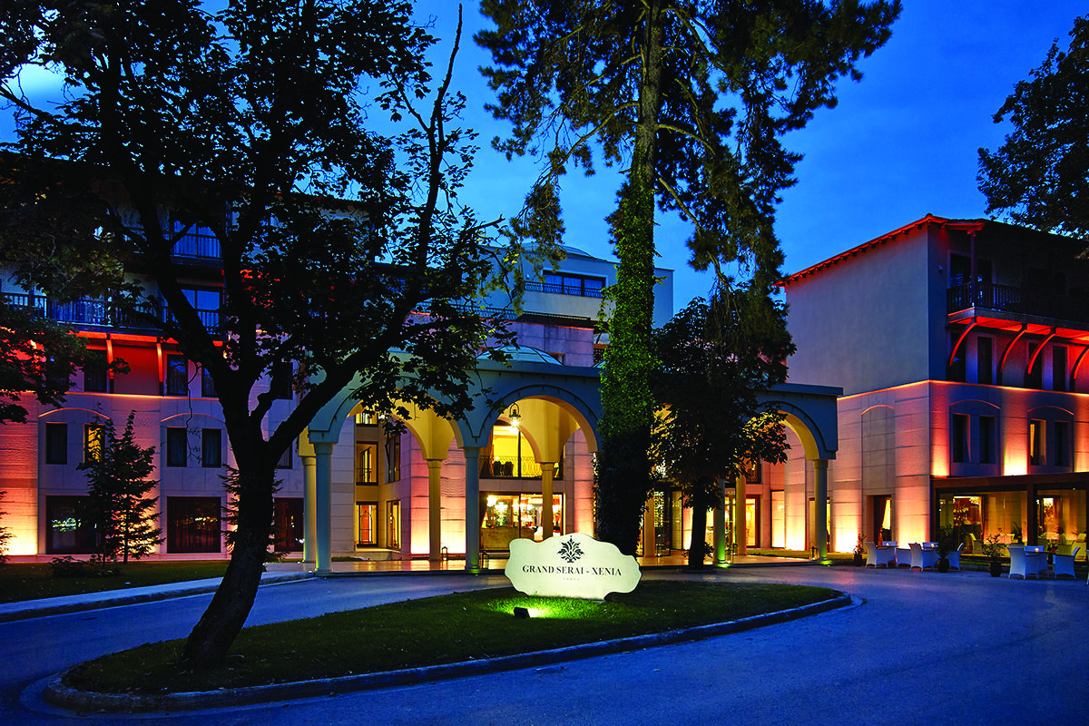 แกรนด์ เซไร คองเกรส แอนด์ สปา Hotel อิโออันนินา ภายนอก รูปภาพ Entrance of the hotel