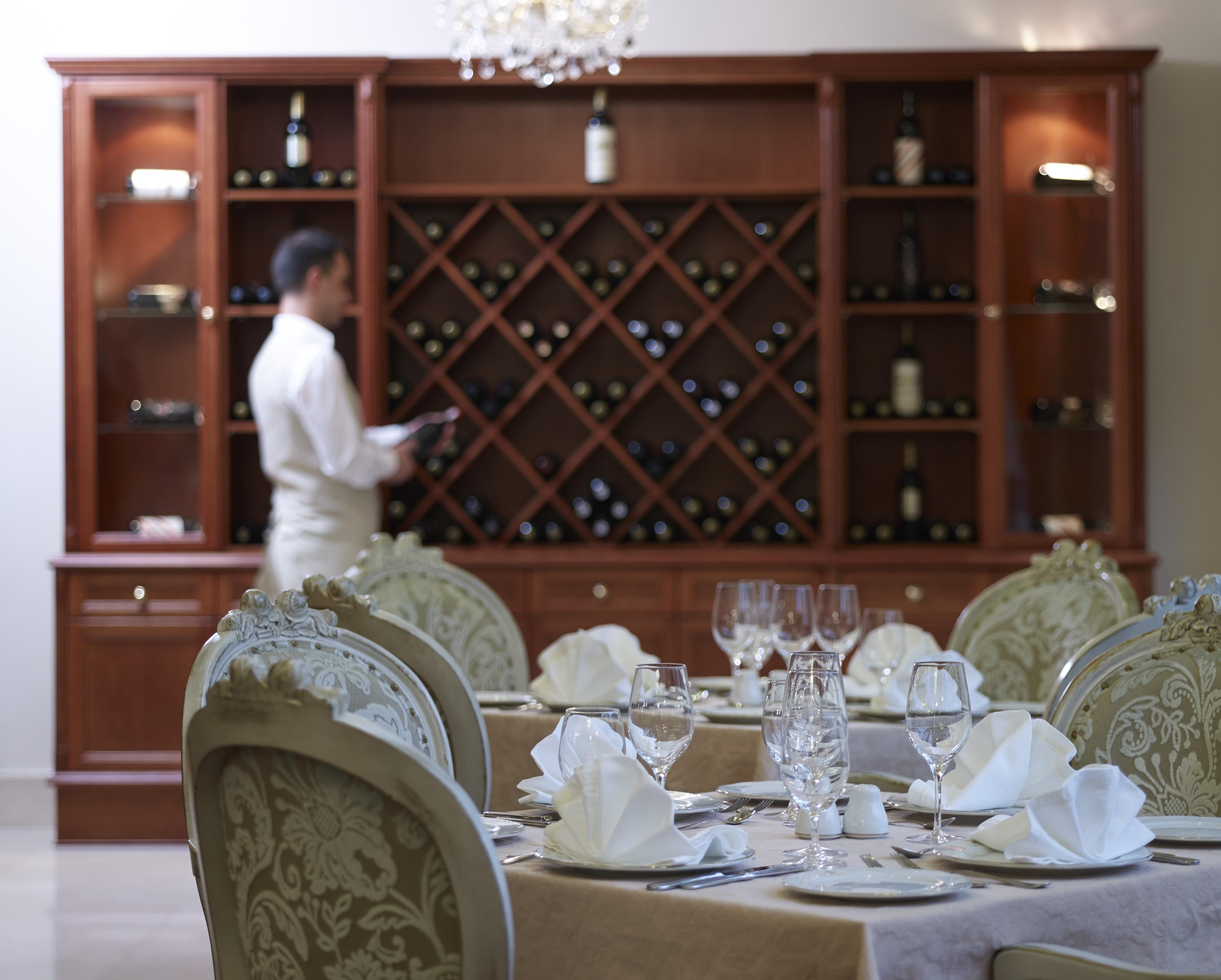 แกรนด์ เซไร คองเกรส แอนด์ สปา Hotel อิโออันนินา ภายนอก รูปภาพ A wine rack