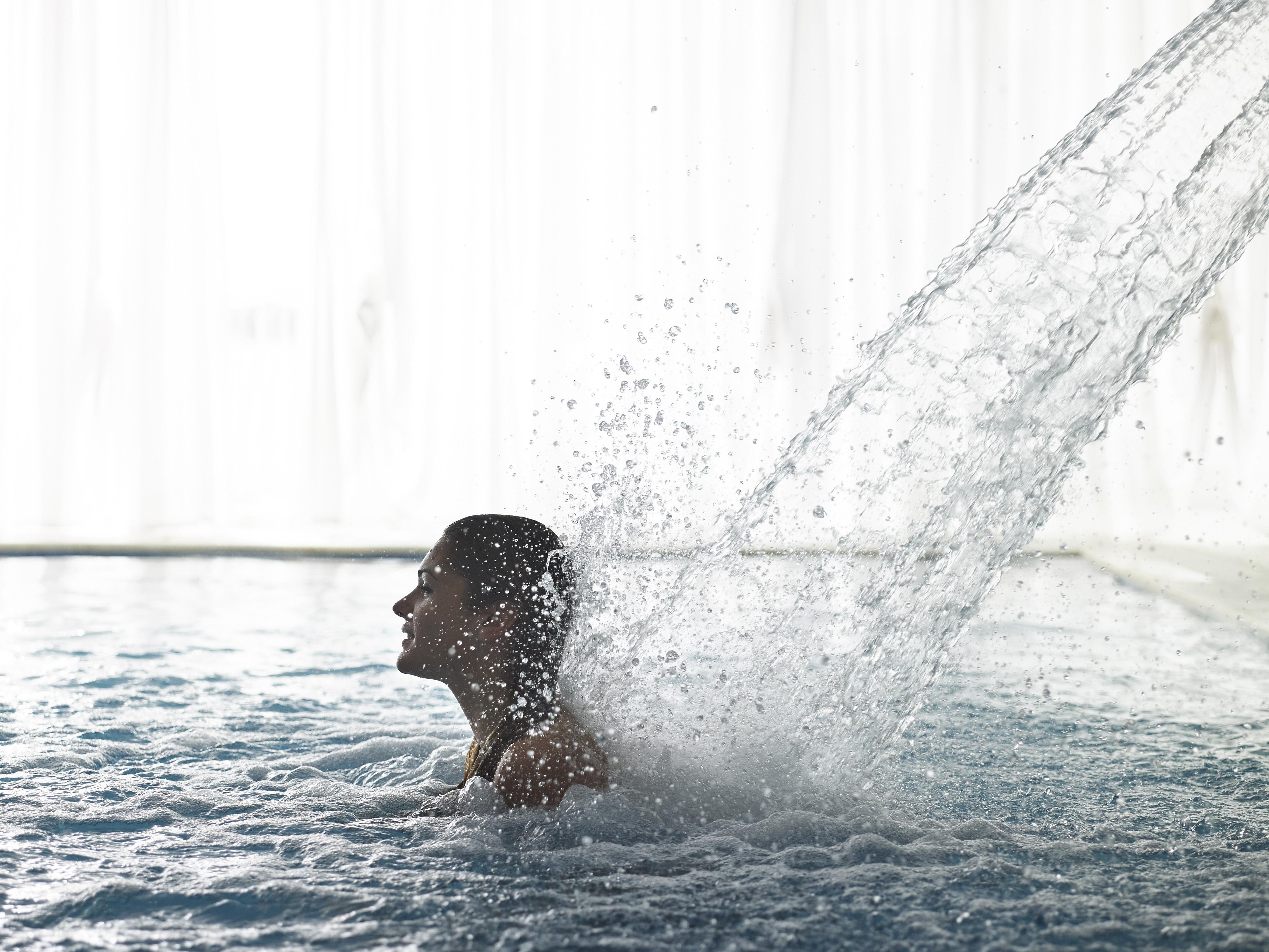 แกรนด์ เซไร คองเกรส แอนด์ สปา Hotel อิโออันนินา ภายนอก รูปภาพ A woman showering in a swimming pool