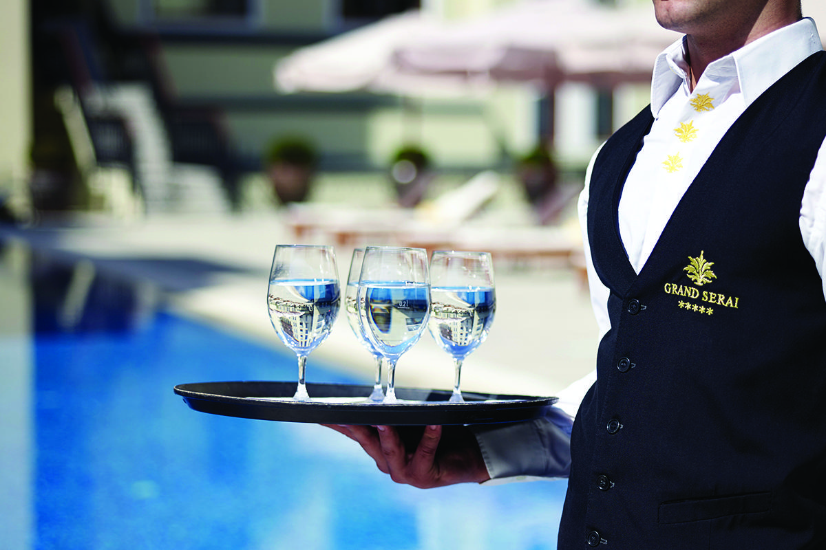 แกรนด์ เซไร คองเกรส แอนด์ สปา Hotel อิโออันนินา ภายนอก รูปภาพ A butler at Grand Serai