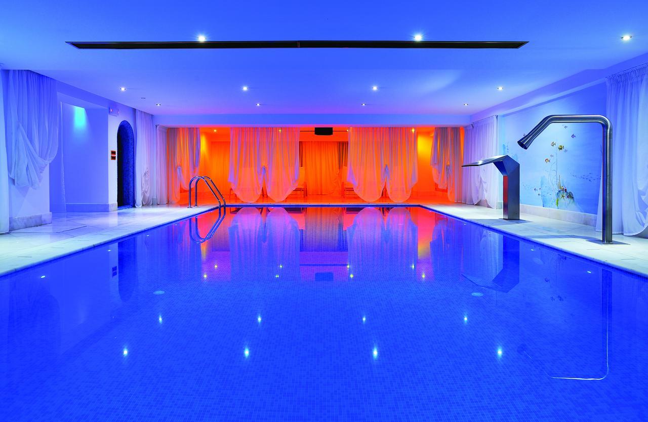 แกรนด์ เซไร คองเกรส แอนด์ สปา Hotel อิโออันนินา ภายนอก รูปภาพ The swimming pool at the hotel